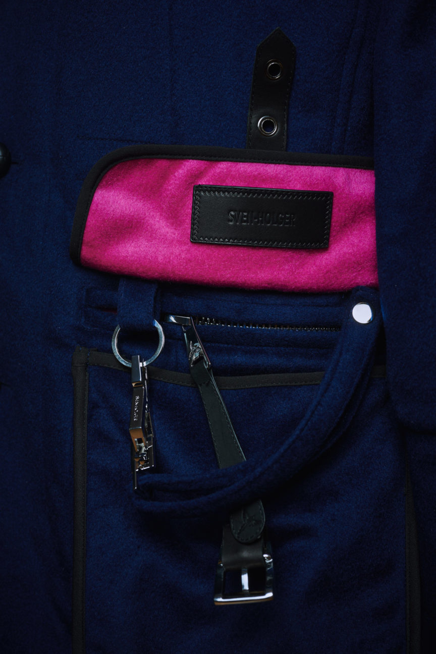 Pocket in iPad format and key carabiner